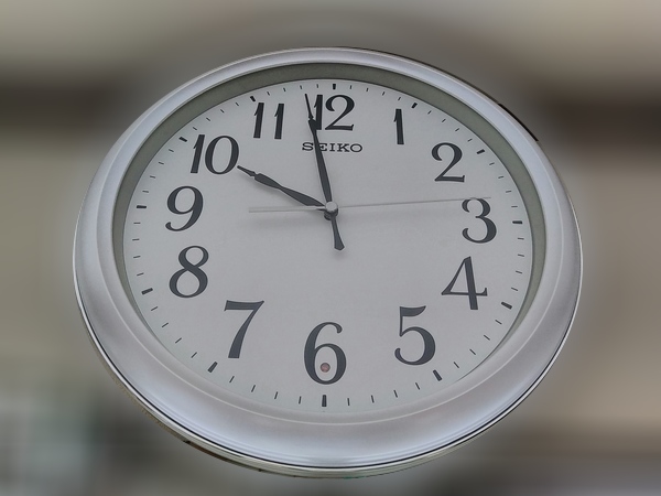 SEIKOの壁掛け電波時計の秒針が「12時の位置」で停止したままになる意外な理由 経験値ノート