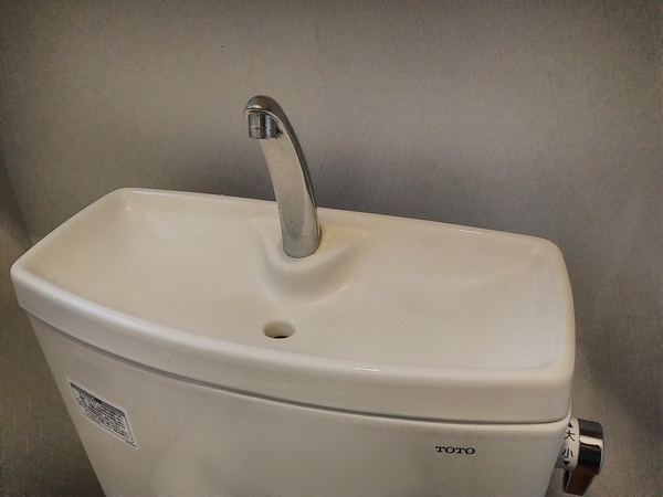 トイレの手洗い管から水が勝手に流れる